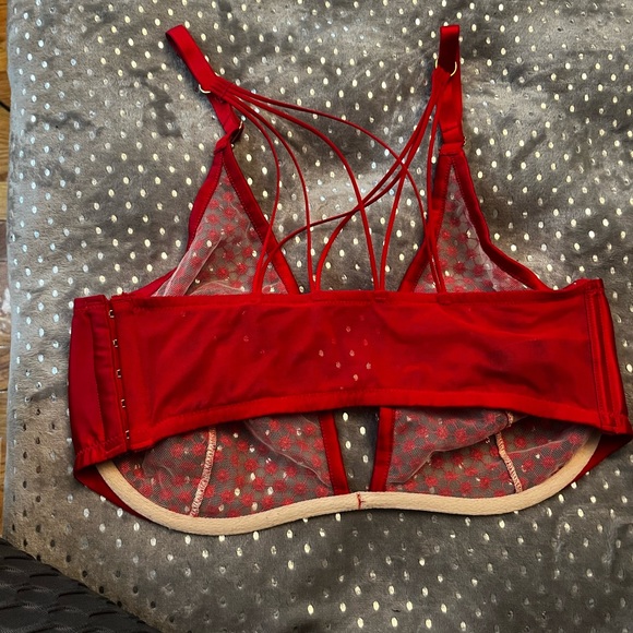 Sexy red lace Victoria’s Secret bra hooks on the left side size 38DD - Picture 3 of 3